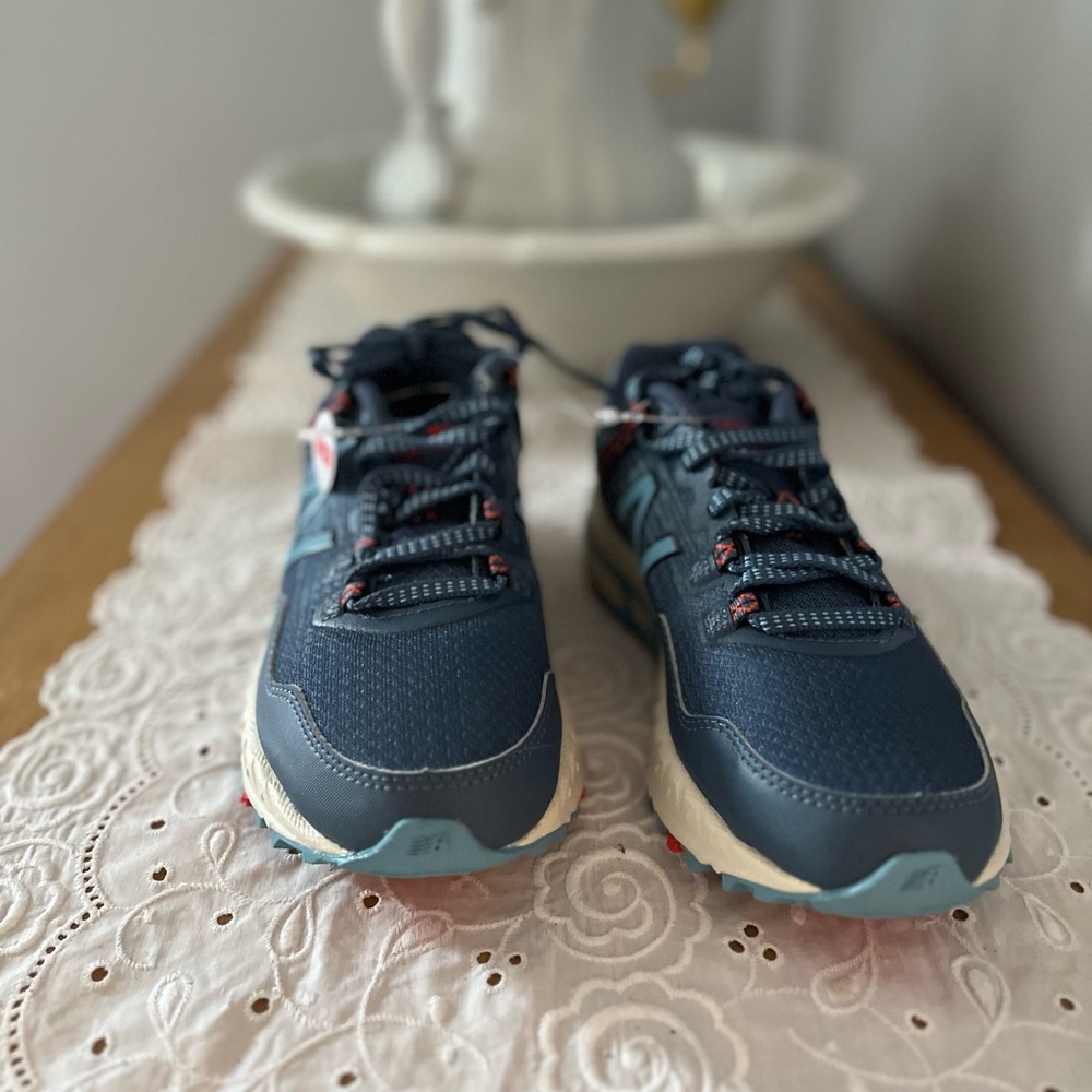 Women’s New Balance 410.